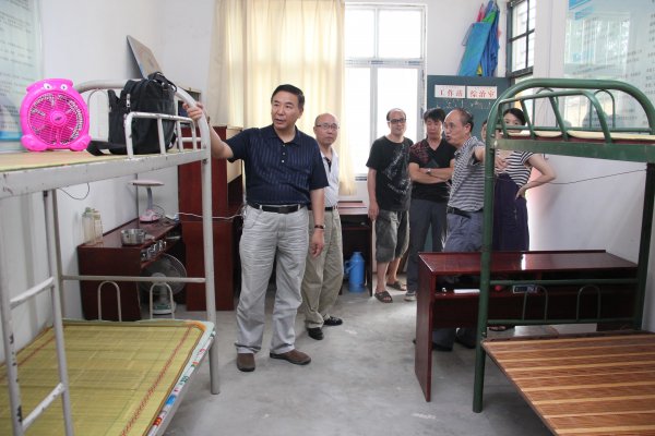 禄丰年副局长视察测绘队员驻地