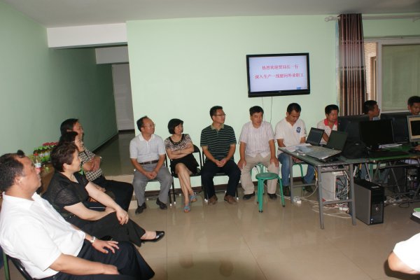 贾局长与测绘队员座谈