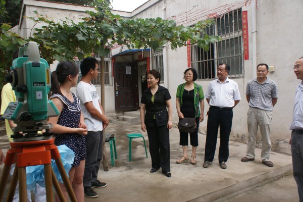 贾局长看望暑期正在外业培训实习的大学生