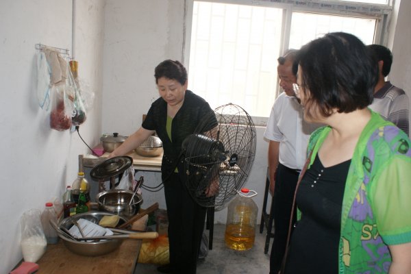 贾局长了解外业人员的伙食情况