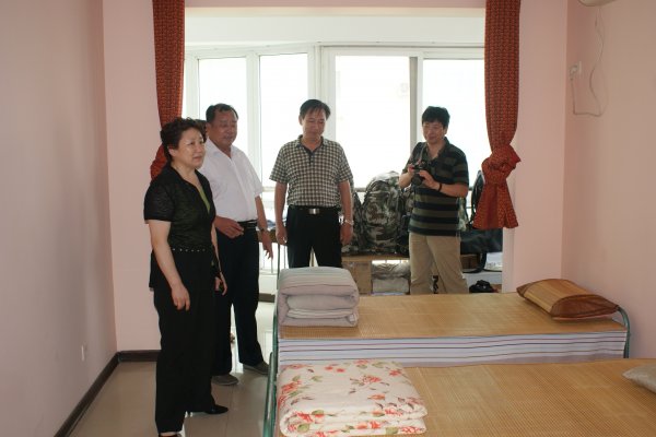 贾局长查看外业人员的住宿情况