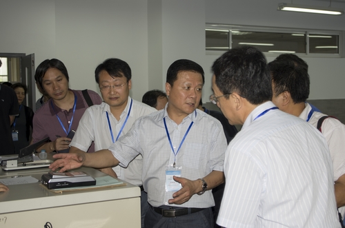 国家测绘地理信息局副局长宋超智（左三）在北京考区检查指导。