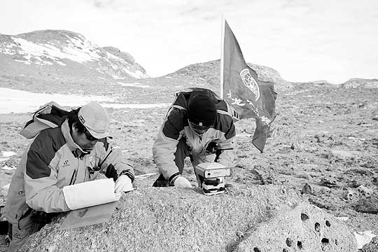 测绘人员在南极开展测绘工作。
