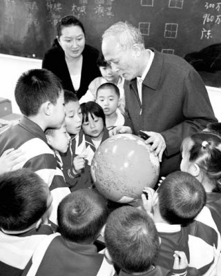 小学生在接受国家版图知识教育。