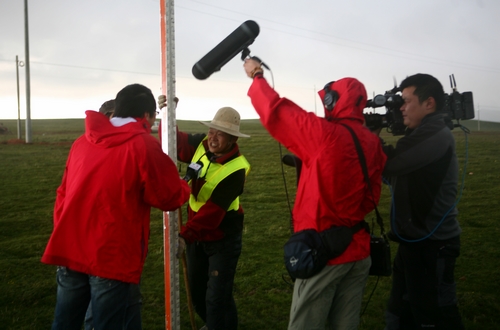 中宣部组织中央媒体记者在西藏那曲采访外业测绘队员。