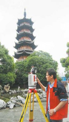 技术人员对上海市内古塔进行监测。