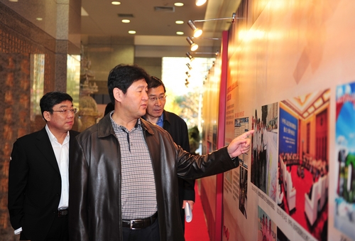 国土资源部党组副书记、副部长，国家土地副总督察，国家测绘地理信息局党组书记、局长徐德明出席仪式并参观展览。