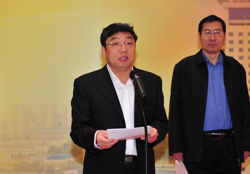 国家测绘地理信息局党组副书记、副局长王春峰在仪式上致辞。