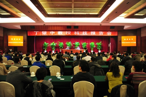 11月10日，世界著名物理学家、诺贝尔物理学奖获得者丁肇中教授应邀来到中国测绘创新基地为广大测绘地理信息工作者作题为《我所经历的实验物理》的学术报告。