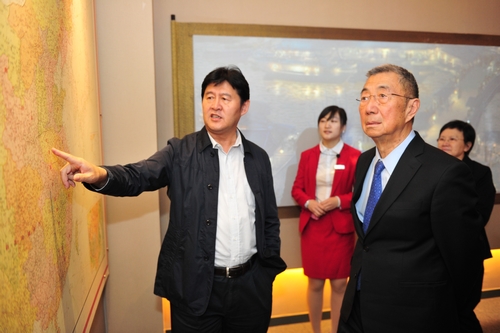 党的十八大代表，国土资源部党组副书记、副部长，国家土地副总督察，国家测绘地理信息局党组书记、局长徐德明陪同丁肇中教授（右一）参观中国测绘科技馆。