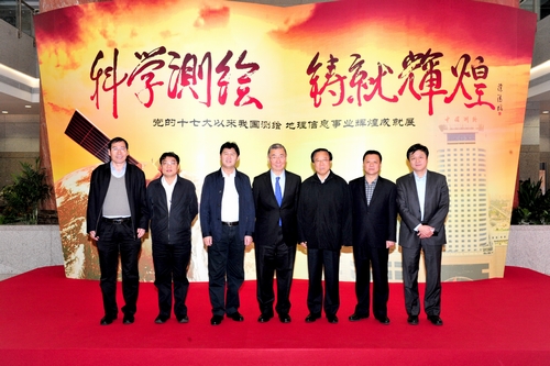 丁肇中教授（右四）与全国人大外事委副主任陆浩（右三）、国家测绘地理信息局领导合影留念。 