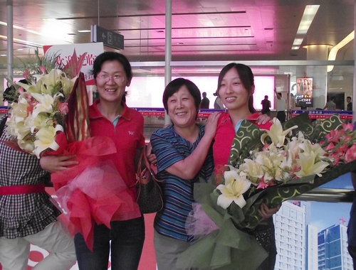 杨艳萍(中)迎接援疆外业队员凯旋。