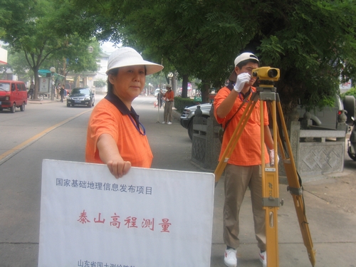 杨艳萍带领队员赴泰山测高。