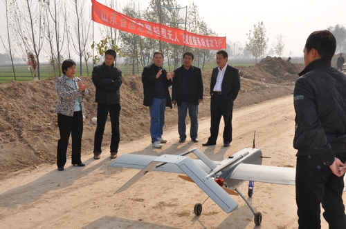 杨艳萍与技术人员一起研究无人机首飞方案。