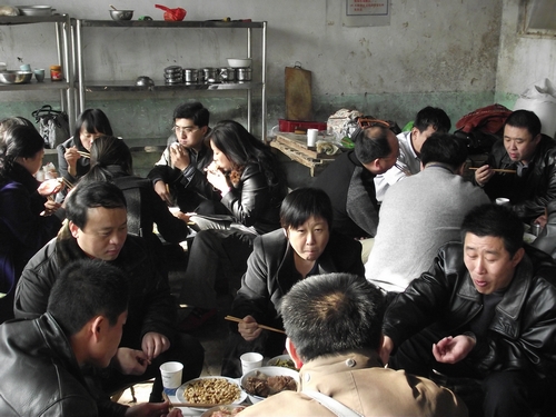 杨艳萍与外业职工聚餐。