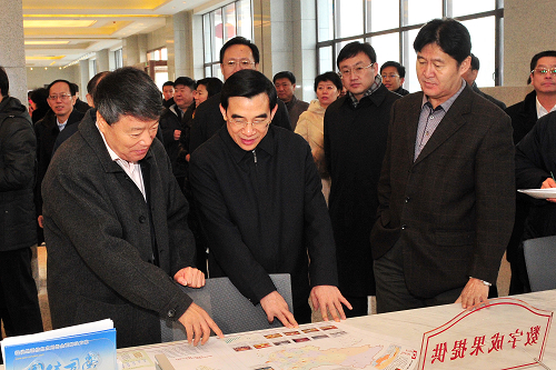 与会领导在政务大厅仔细查看国家测绘地理信息局制作的《新闻地图》。