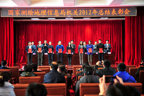 国家局领导为2012年度&ldquo;五型机关&rdquo;创建活动先进个人颁发证书。