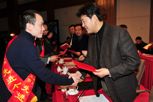 与会领导为先进集体和先进个人代表颁奖。