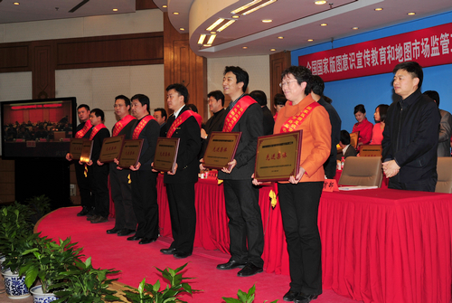 先进集体代表上台领奖。