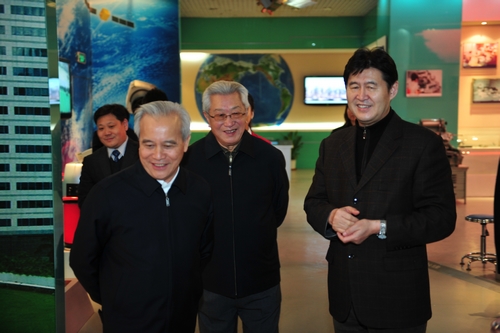 中华全国工商业联合会主席王钦敏（左一）在中国测绘创新基地参观考察。