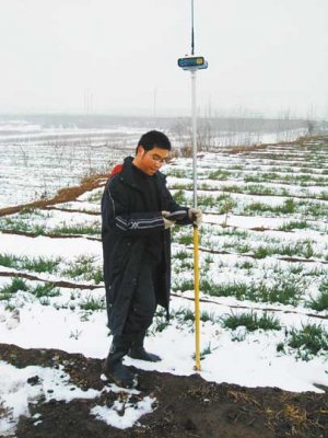 顶风冒雪测新图。