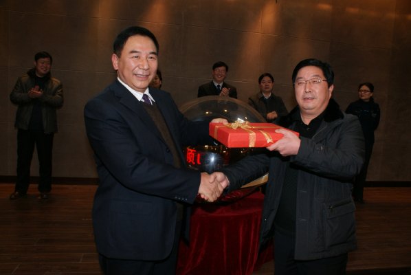 禄丰年副局长向梁再培局长递交 &ldquo;数字平顶山&rdquo;万分之一基础测绘成果