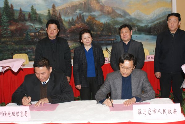 禄丰年副局长与乔建宏副市长代表双方签署协议