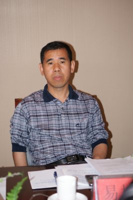 易树柏主持会议