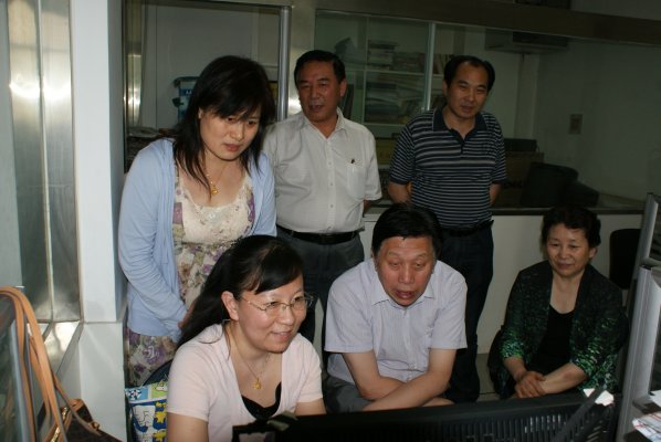 胥燕婴总工程师观看地理国情监测试点工作演示