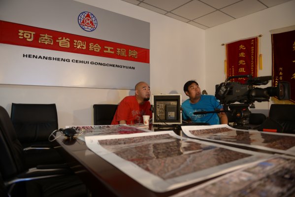 摄制组在河南省测绘工程院进行拍摄