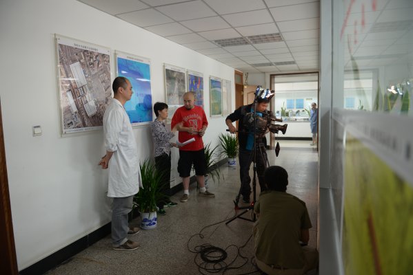 摄制组在河南省遥感测绘院进行拍摄