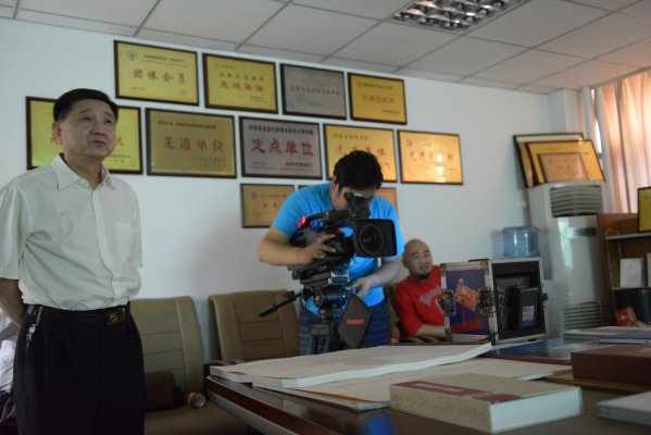 摄制组在河南省地图院进行拍摄