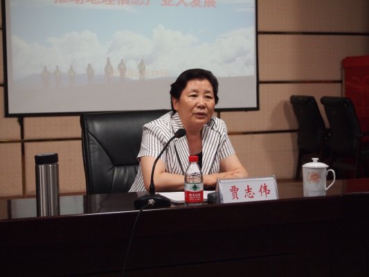 贾志伟局长主持报告会