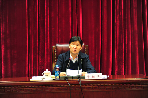 国家测绘地理信息局党组书记、局长徐德明传达全会精神。