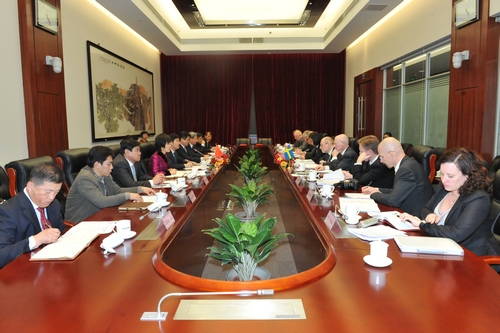 徐德明会见瑞典公共管理与住房事务大臣一行。