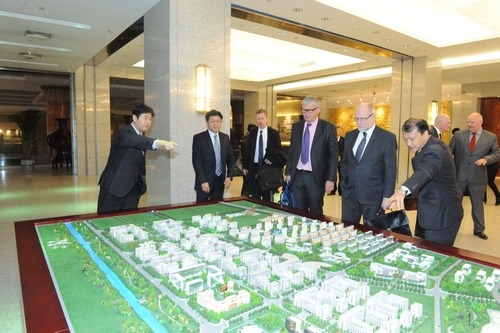 瑞典代表团参观中国测绘科技馆。