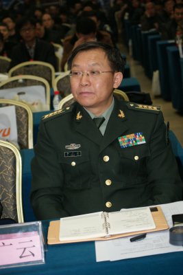 解放军信息工程大学导航与空天目标学院院长李广云参加会议