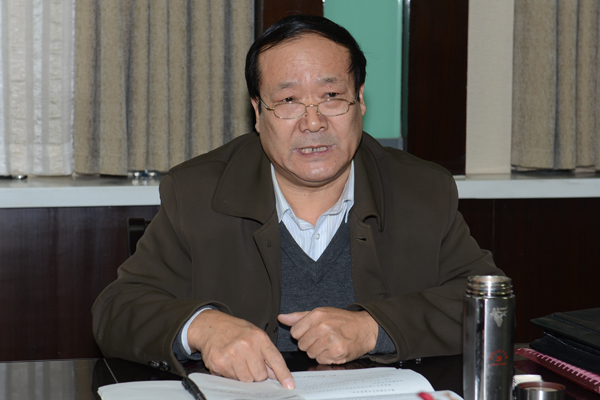 河南省测绘地理信息局信息中心主任郑思明主持培训会。