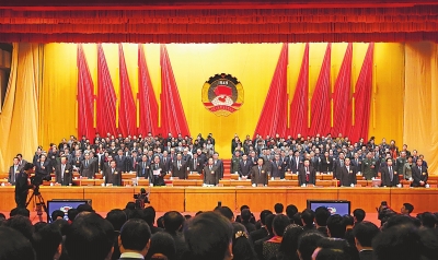 1月19日上午，在圆满完成各项议程后，省政协十一届二次会议在省人民会堂胜利闭幕。记者 李建峰 摄