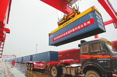 2月8日，从德国汉堡发车的首趟郑欧返程班列正在卸载集装箱。（记者 史长来 摄