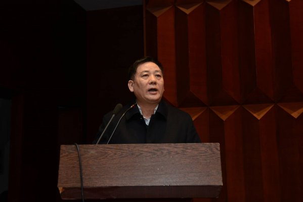 先进单位的位代表作了会议交流发言。