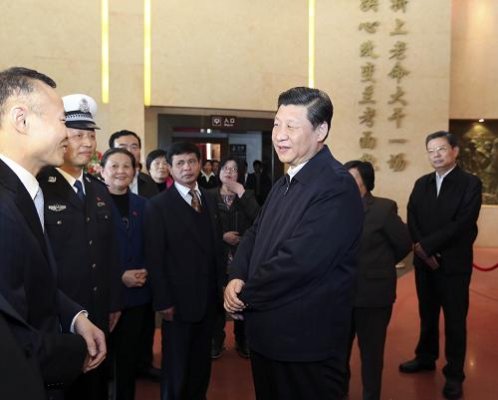 按照中央开展党的群众路线教育实践活动安排，中共中央政治局常委近日分别到各自的第二批教育实践活动联系点调查研究、了解情况，指导教育实践活动扎实开展。这是3月17日，习近平在河南省兰考县参观焦裕禄同志纪念馆时同焦裕禄亲属和基层模范干部代表亲切交流。新华社记者 丁林 摄