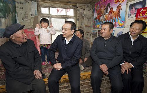 按照中央开展党的群众路线教育实践活动安排，中共中央政治局常委近日分别到各自的第二批教育实践活动联系点调查研究、了解情况，指导教育实践活动扎实开展。这是3月27日，李克强在内蒙古自治区翁牛特旗桥头镇太平庄村看望贫困户。新华社记者 黄敬文 摄