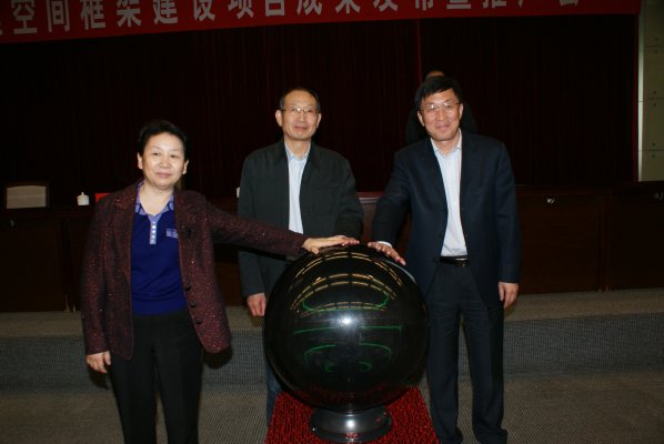 国家测绘地理信息局数字城市建设办公室副主任、调研员张义（中）、河南省测绘地理信息局局长贾志伟(左一)，焦作市人民政府副市长胡小平（右一）共同启动数字焦作地理信息公共服务平台