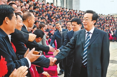 4月28日上午,省委书记、省人大常委会主任郭庚茂,省长谢伏瞻等省领导,在省人民会堂亲切接见河南省劳动模范和先进工作者。(记者 杜小伟 摄