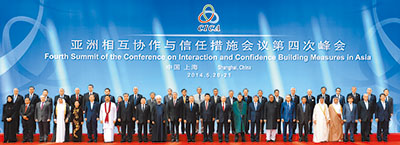 5月21日，亚洲相互协作与信任措施会议第四次峰会在上海举行。中国国家主席习近平主持会议并发表题为《积极树立亚洲安全观 共创安全合作新局面》的主旨讲话。这是习近平在会前同与会各国和国际组织的领导人和代表合影。新华社记者 马占成摄