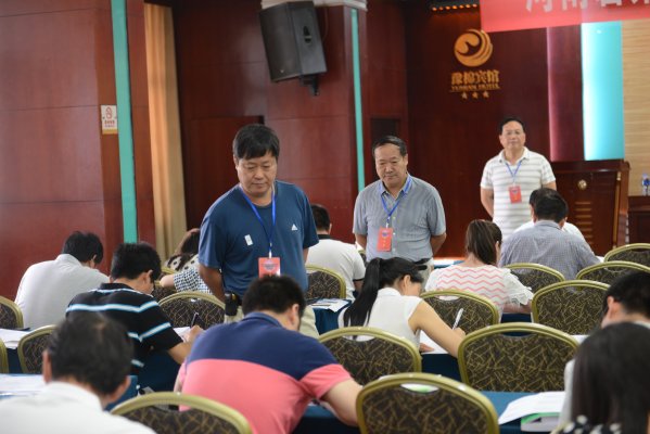 省普办副主任宋新龙对考场进行巡视。