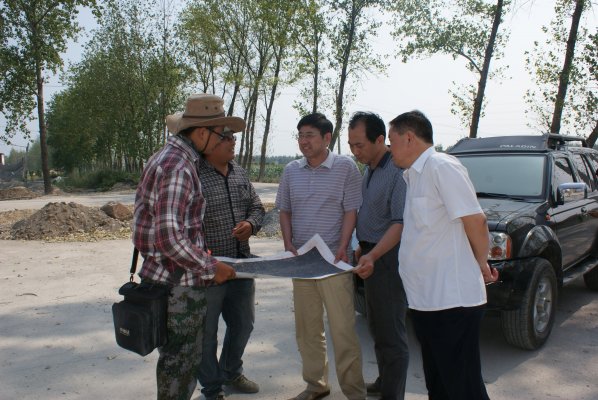 王进福到野外看望普查队员