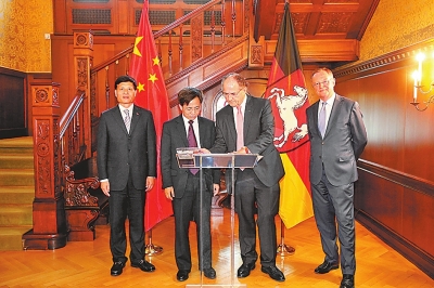 当地时间9月3日下午，郑州国际陆港开发建设有限公司与德国汉宏物流公司合作协议签字仪式在德国下萨克森州汉诺威市举行。省长谢伏瞻出席签约仪式。（记者 董亮 摄）