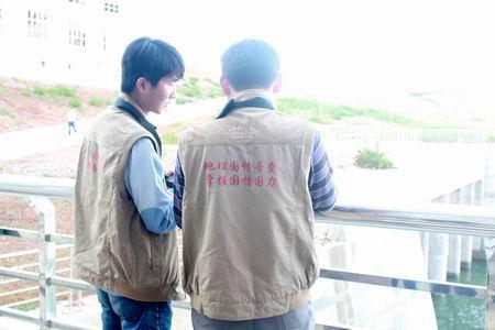 外业普查人员在丹江口水库区认真工作